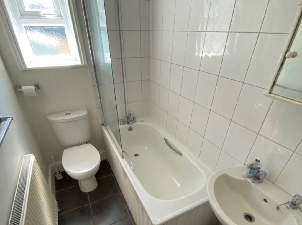 Lot: 171 - ONE-BEDROOM FLAT WITH PARKING AND A SHARE OF FREEHOLD - A view of the bathroom prior to the latest occupancy